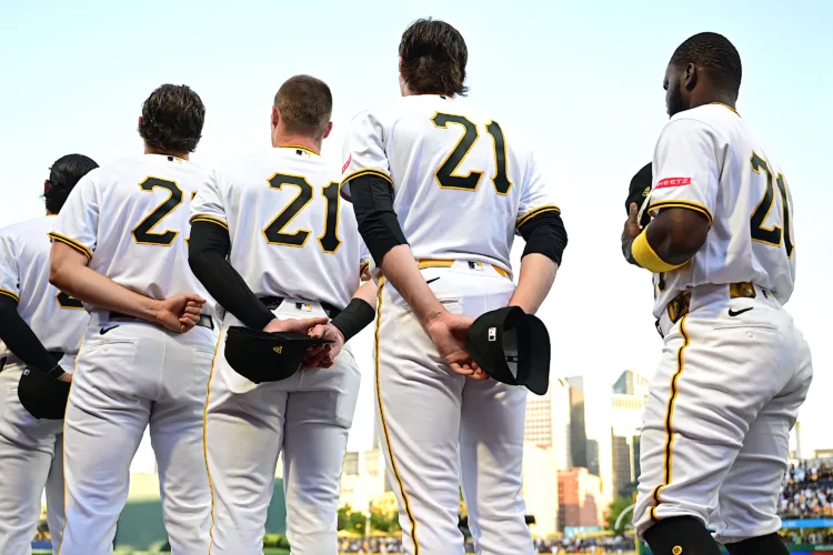 Brewers beat Pirates to clinch division